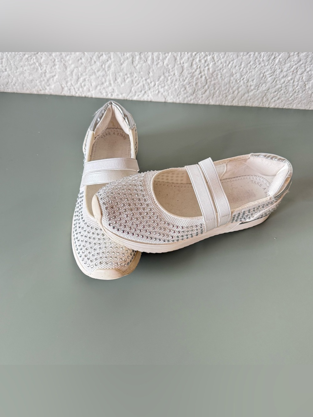Kenneth Cole Reaction Caldwell Women's Walking white rhinestones  sz 7